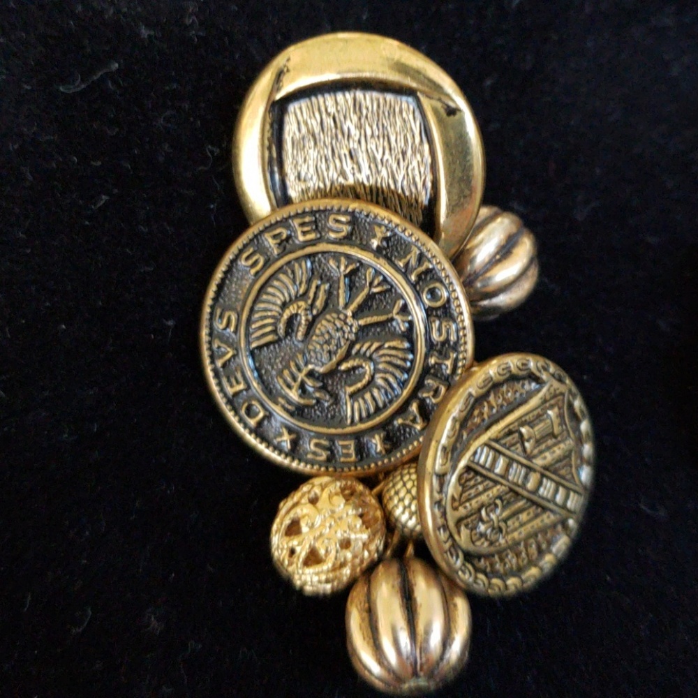 VTG gold finished coin motif earrings - Picture 3 of 4